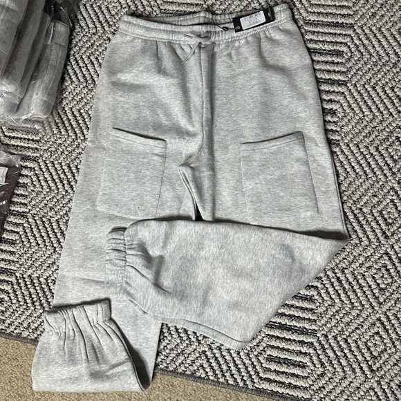 PrettyLittleThing Pants - NWT Prettylittlething pocket front sweats - medium